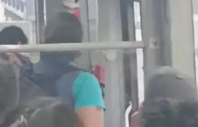 Pasajero rompe la puerta y salta de un transmetro en movimiento