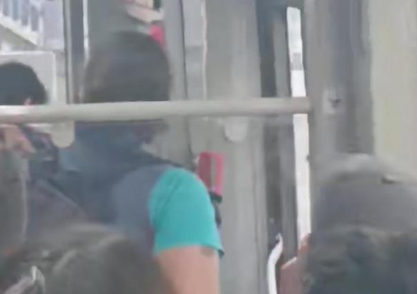 Pasajero rompe la puerta y salta de un transmetro en movimiento