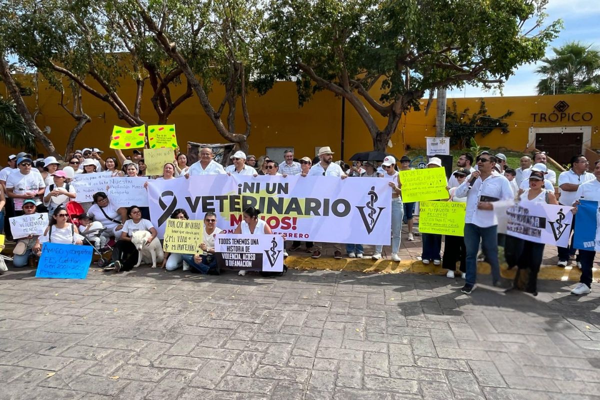 Veterinarios de Yucatán se manifiestan contra de la violencia por el asesinato de Héctor Hernández