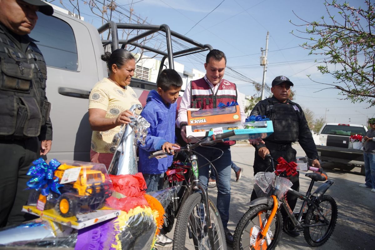 Alcalde de García entregando regalos para el menor Foto: Gobierno de García 