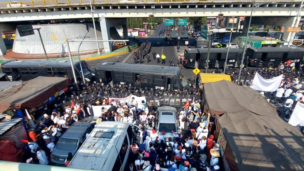 Llegan manifestantes a AICM, trabajadores de la salud exigen atención a sus derechos