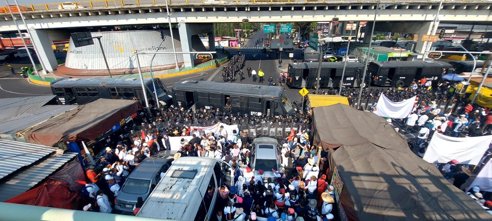 Llegan manifestantes a AICM: trabajadores de la salud exigen atención a sus derechos