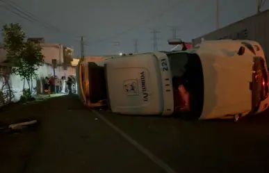Exceso de velocidad provoca volcadura de tráiler en Circuito Exterior Mexiquense
