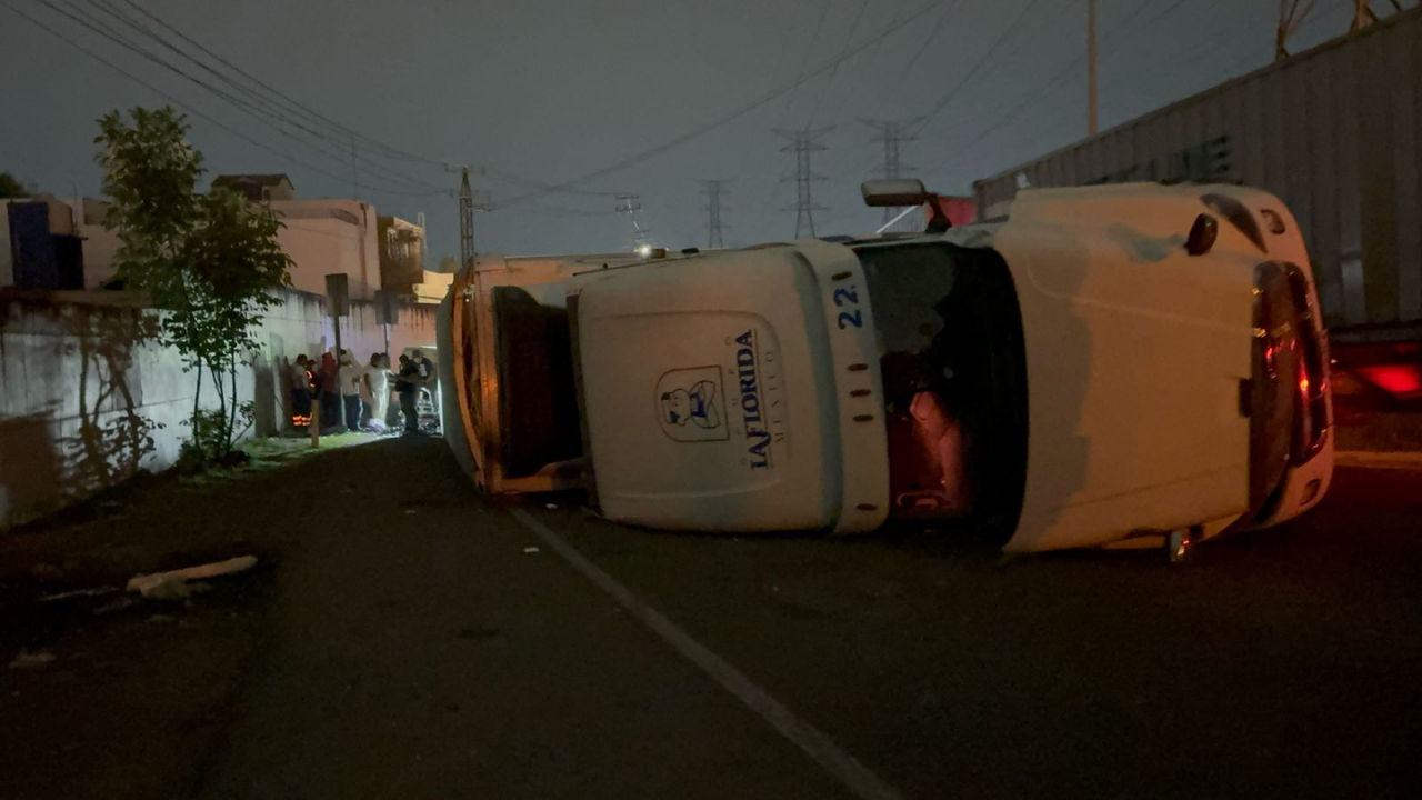 Exceso de velocidad provoca volcadura de tráiler en Circuito Exterior Mexiquense