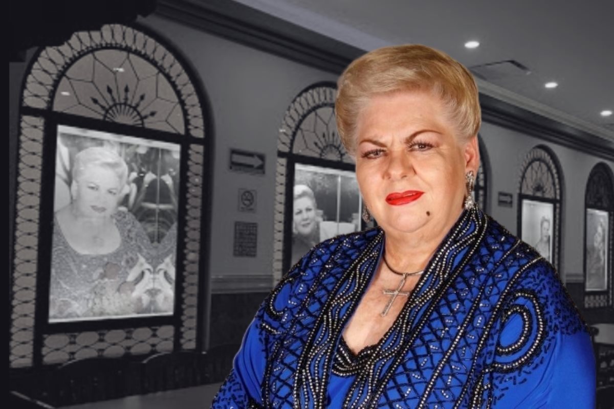 Paquita la del Barrio frente a los vitrales que están ubicados en Casa Paquita.      Foto: Google Maps | IG (paquitaoficialb) | Canva