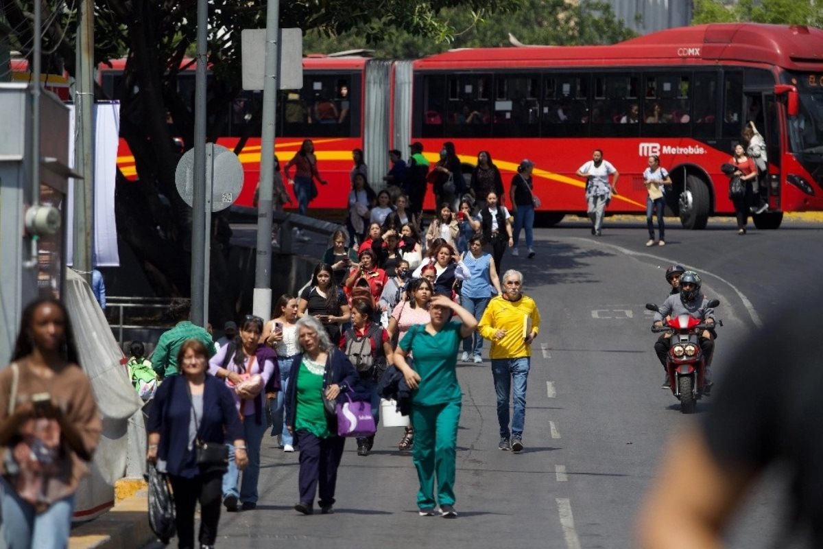 Gente afectada por la marcha de la comunidad. Foto: @Metrobús | Canva