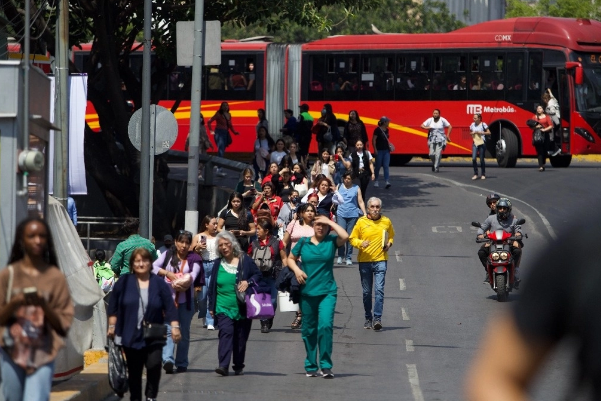 Habitantes de la comunidad Santa Rosa Xochiac se manifiestan en CDMX; afectaciones en Metrobús línea 1