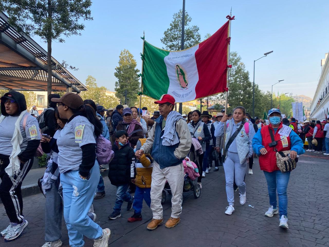 Los fieles a la Virgen de Guadalupe se dirigen a la Basílica en un recorrido que durará tres días. Imagen: Alberto Dzib