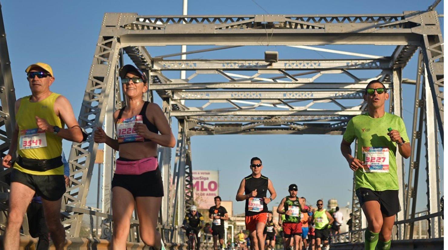 Corredores atravesando el Puente Plateado. (Fotografía: Maratón Lala)