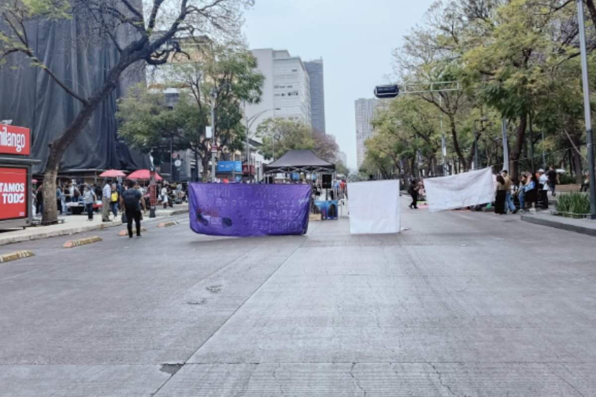 Manifestantes en Av. Juárez a la altura de Dolores en CDMX.     Foto: X (@OVIALCDMX)