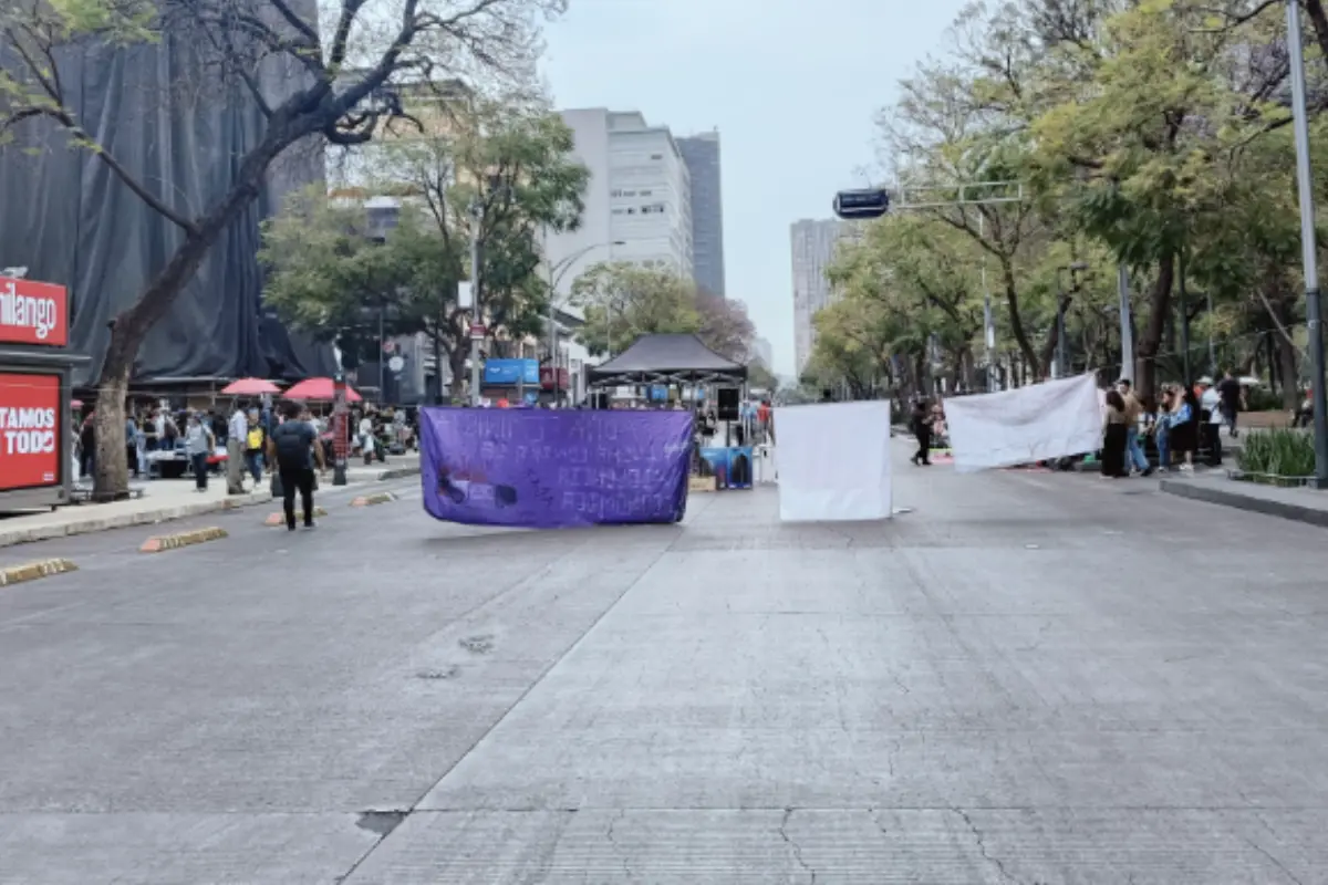 Manifestantes en Av. Juárez a la altura de Dolores en CDMX. Foto: X (@OVIALCDMX)