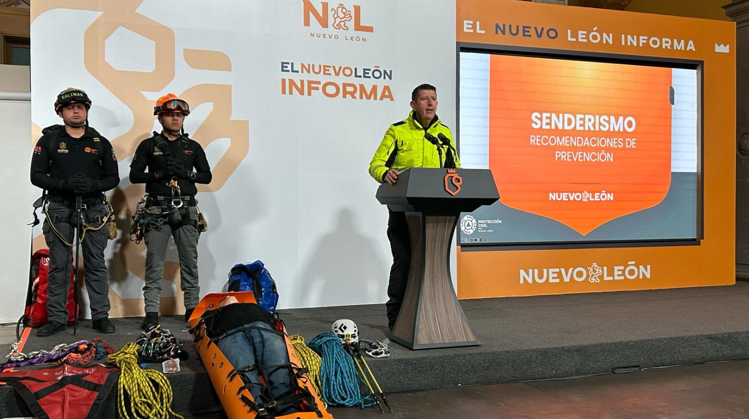 Erik Cavazos en la conferencia de prensa sobre los cambios por el frente frío que habrá en los siguientes días. Foto: Protección Civil de Nuevo León.