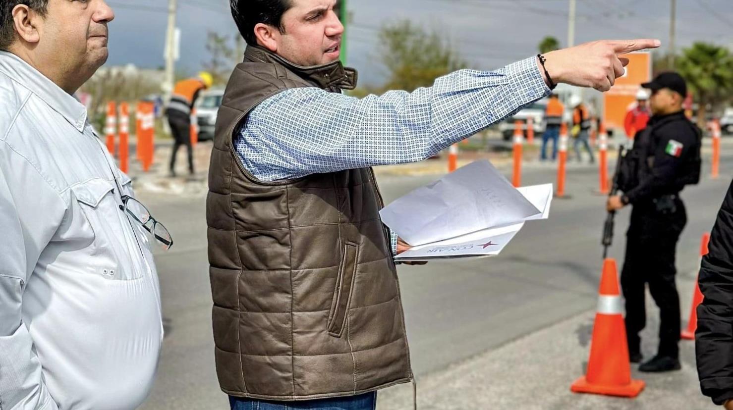 Raúl Cantú, alcalde de Salinas Victoria en las obras viales en el municipio. Foto: Facebook Raúl Cantú.