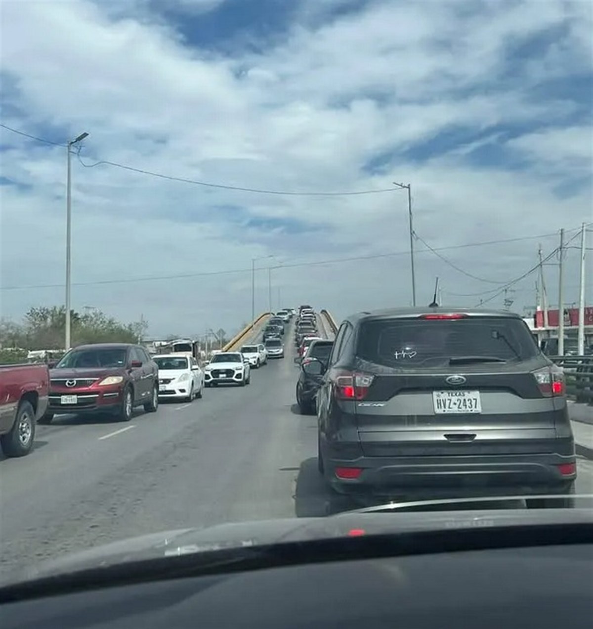 De acuerdo con el reporte de ciudadanos, transportistas y empresarios, en las últimas semanas se han reportado tiempos de espera de hasta tres horas en los cruces fronterizos. Foto: Redes sociales