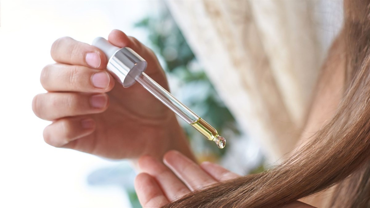 El hair oiling trae beneficios al cabello. Foto: Canva.