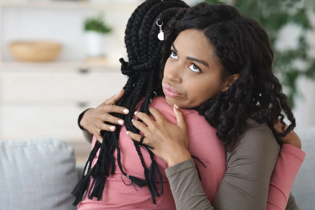 Ten en cuenta las formas de detectar las amistades falsas o tóxicas. Foto: Canva