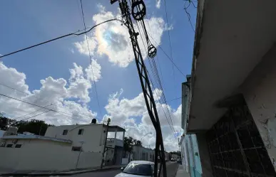 Poste en mal estado genera preocupación en el centro de Mérida