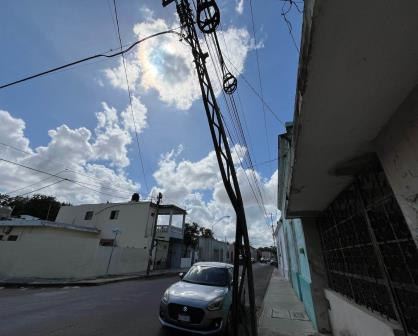 Poste en mal estado genera preocupación en el centro de Mérida