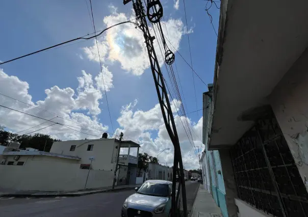 Poste en mal estado genera preocupación en el centro de Mérida