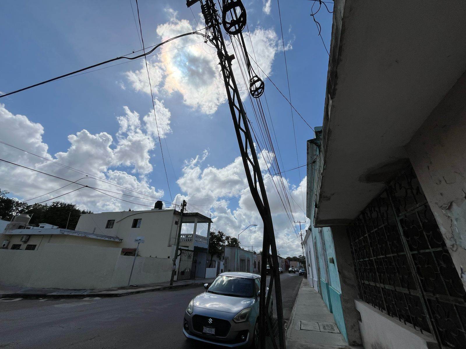 Poste en mal estado genera preocupación en el centro de Mérida