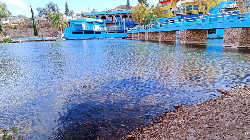 ¿De dónde provienen las aguas termales de los balnearios de Peñón Blanco, Durango?