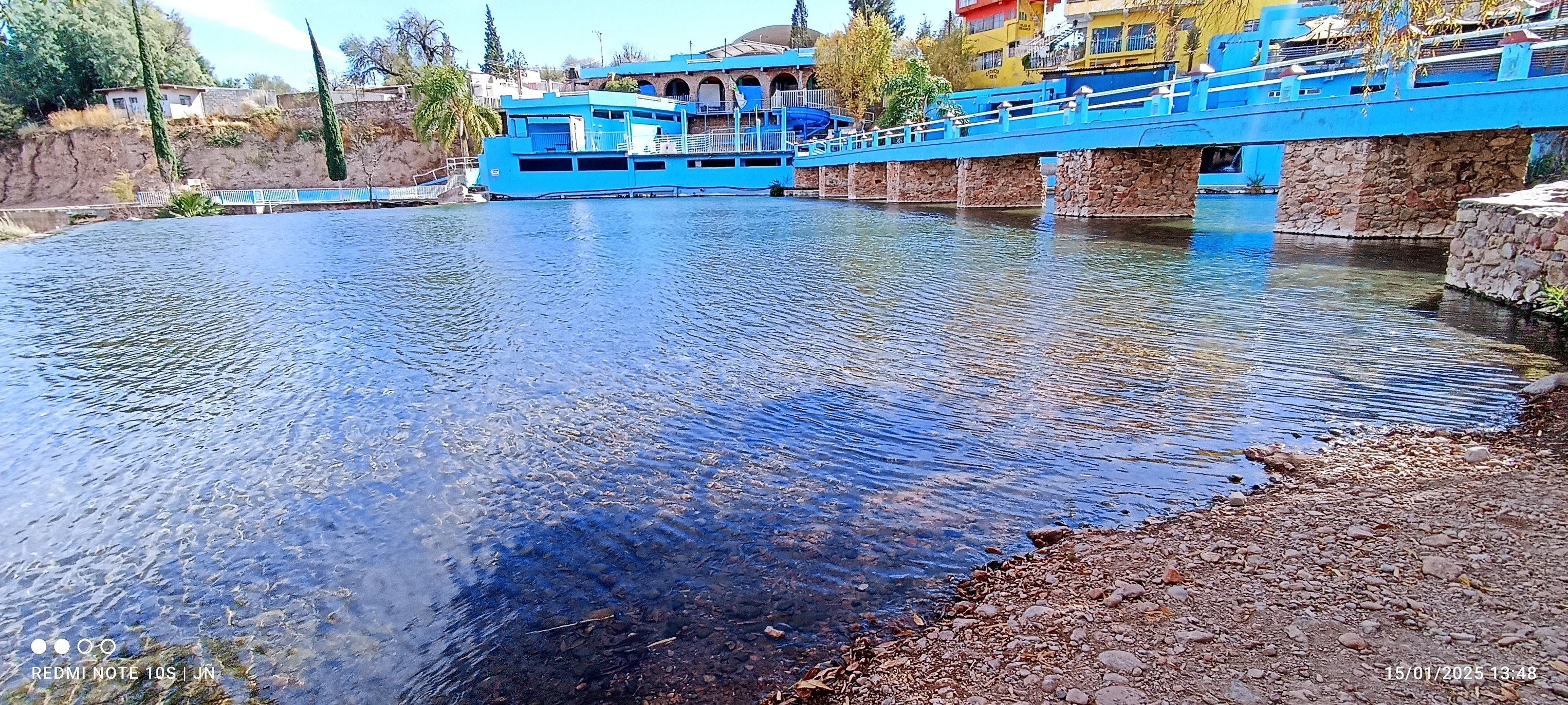 ¿De dónde provienen las aguas termales de los balnearios de Peñón Blanco, Durango?