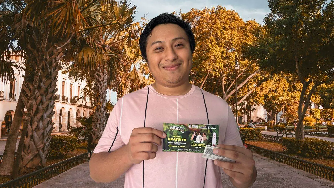 Joven yucateco recogiendo sus boletos para el concierto de Piso 21. Foto: Daniel Rodríguez