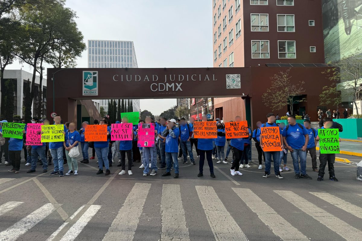 Trabajadores de la empresa “El Oso”, bloqueando las vialidades de entrada al PJCDMX.    Foto: Ramón Ramírez