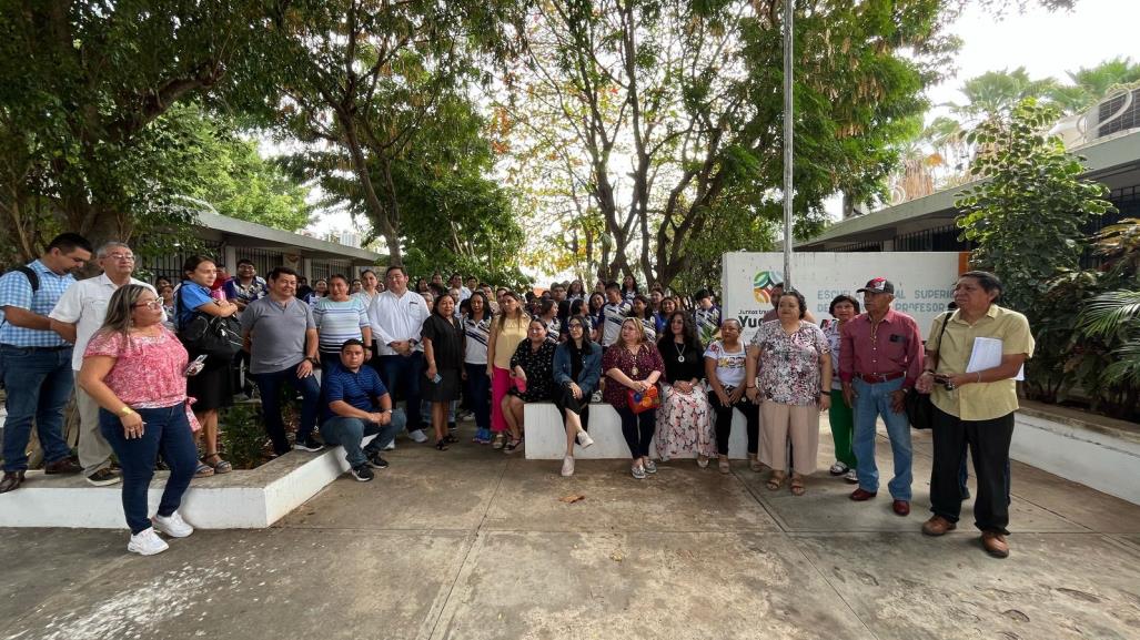 Protesta en la Escuela Normal Superior de Mérida por nombramiento de subdirector