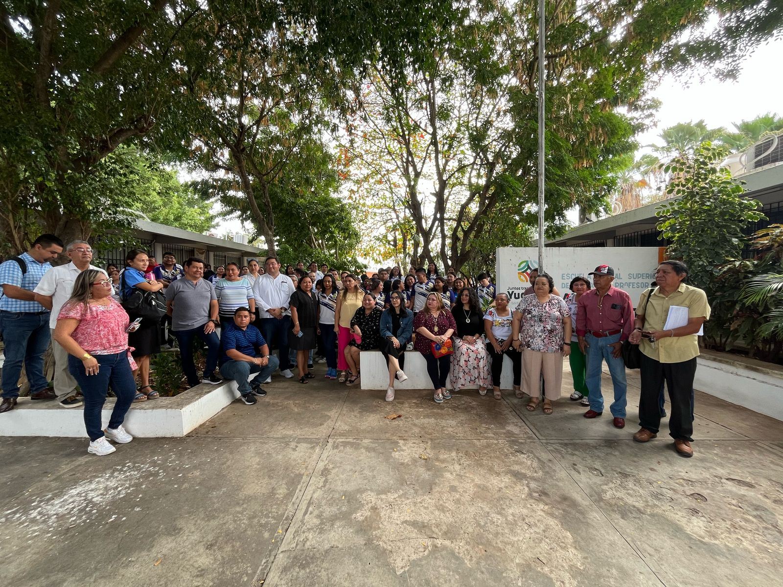 Protesta en la Escuela Normal Superior de Mérida por nombramiento de subdirector