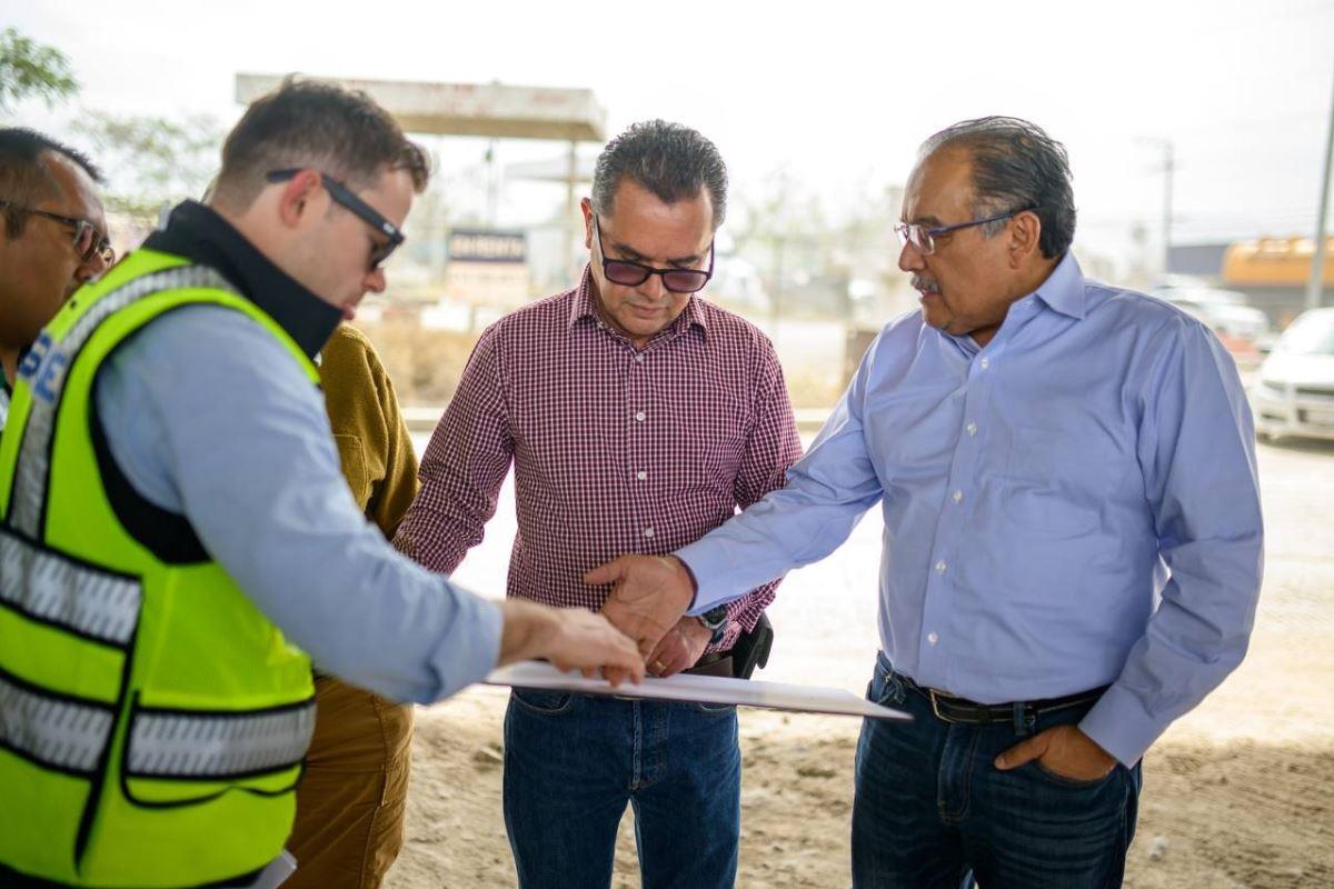 El alcalde de Escobedo, Andrés Mijes en supervisión de obras. Foto: Gobierno de Escobedo