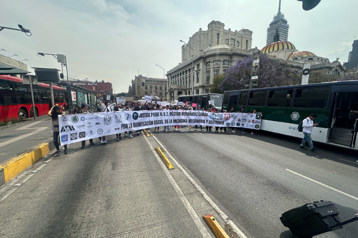 Médicos veterinarios marchan por la muerte de Héctor Hernández, colega asesinado