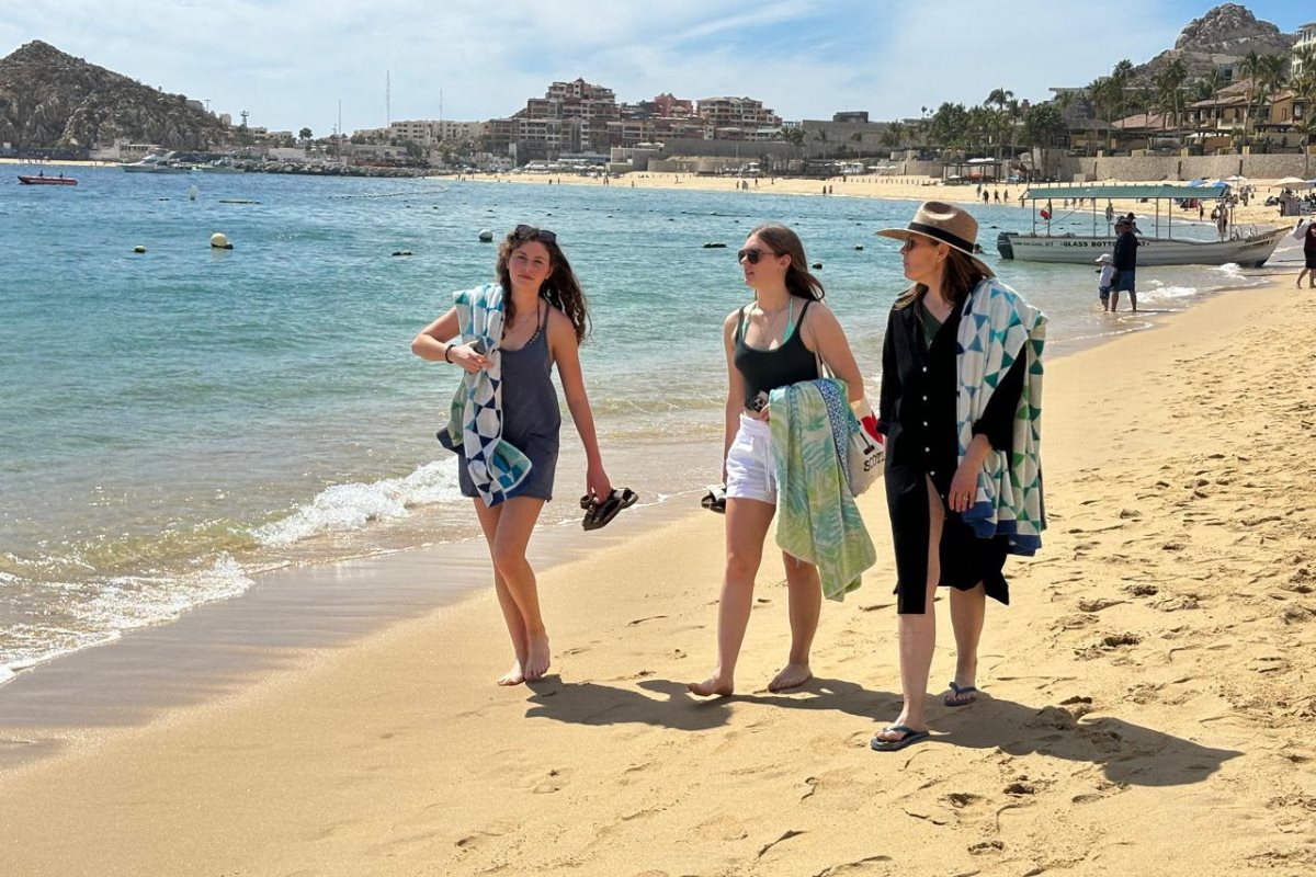 Turistas en playas de Los Cabos. Foto: Irving Thomas/POSTA BCS