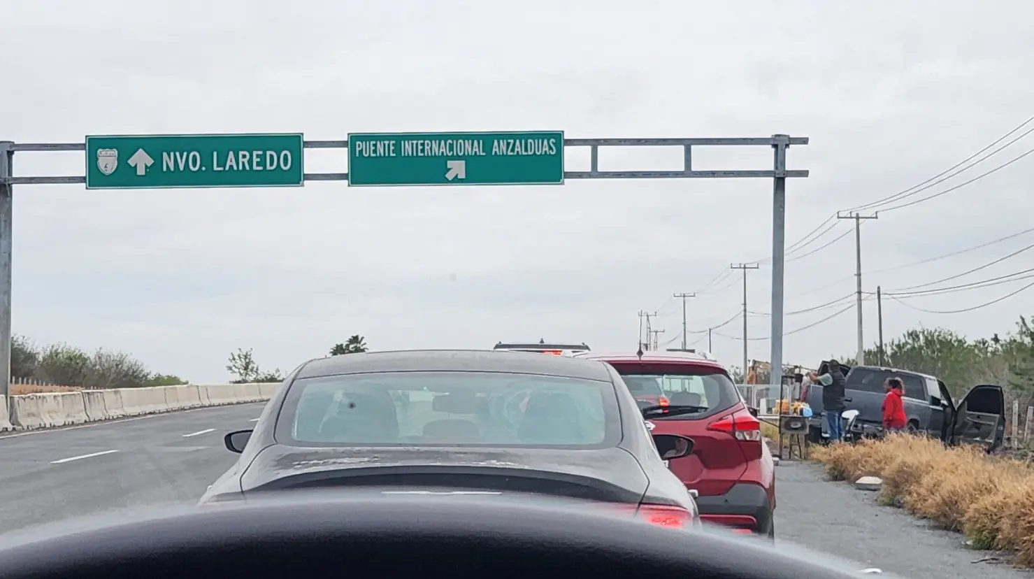 Viajeros reportan horas de espera en los puentes internacionales, derivado de las revisiones de la Guardia Nacional. Foto: Redes sociales