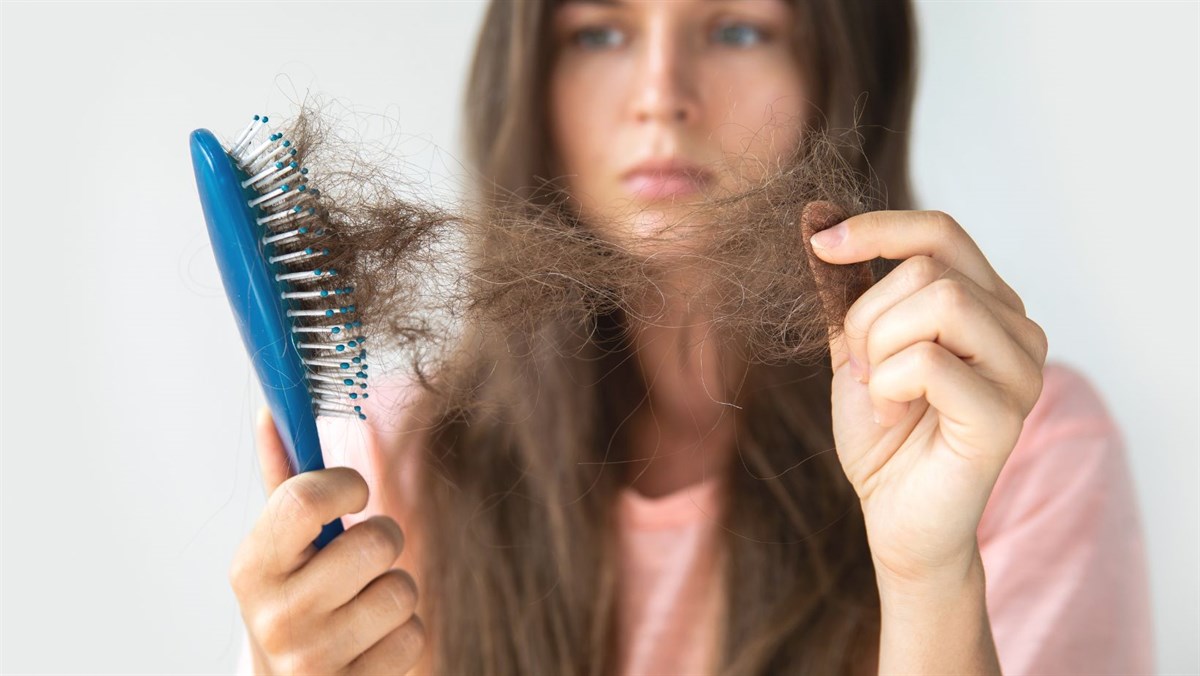 Así puedes evitar la caída del cabello. Foto: Canva.