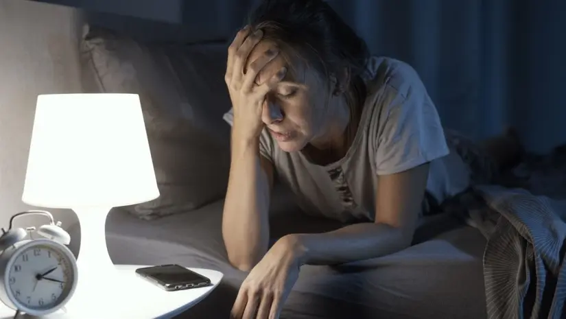 El insomnio puede provocar la caída del cabello. Foto: Canva.