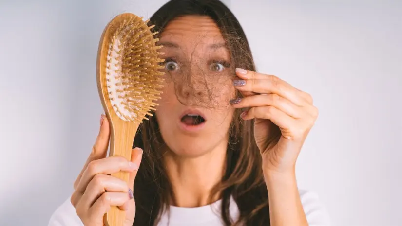 Las mujeres sufren más la caída del cabello. Foto: Canva.