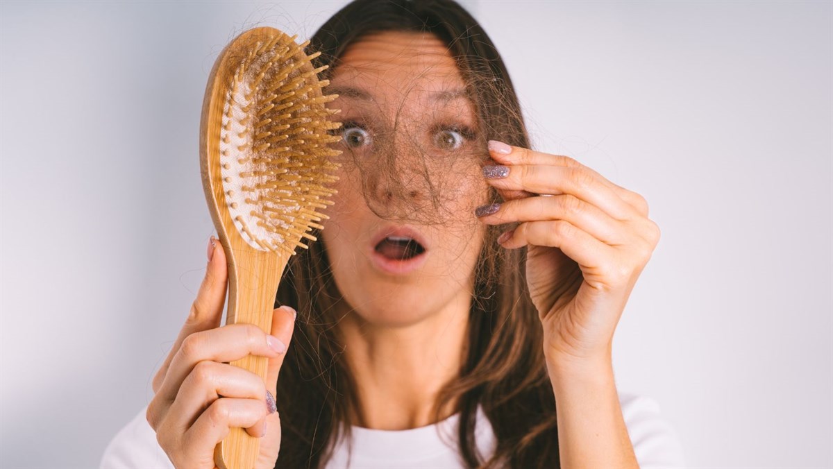 Las mujeres sufren más la caída del cabello. Foto: Canva.