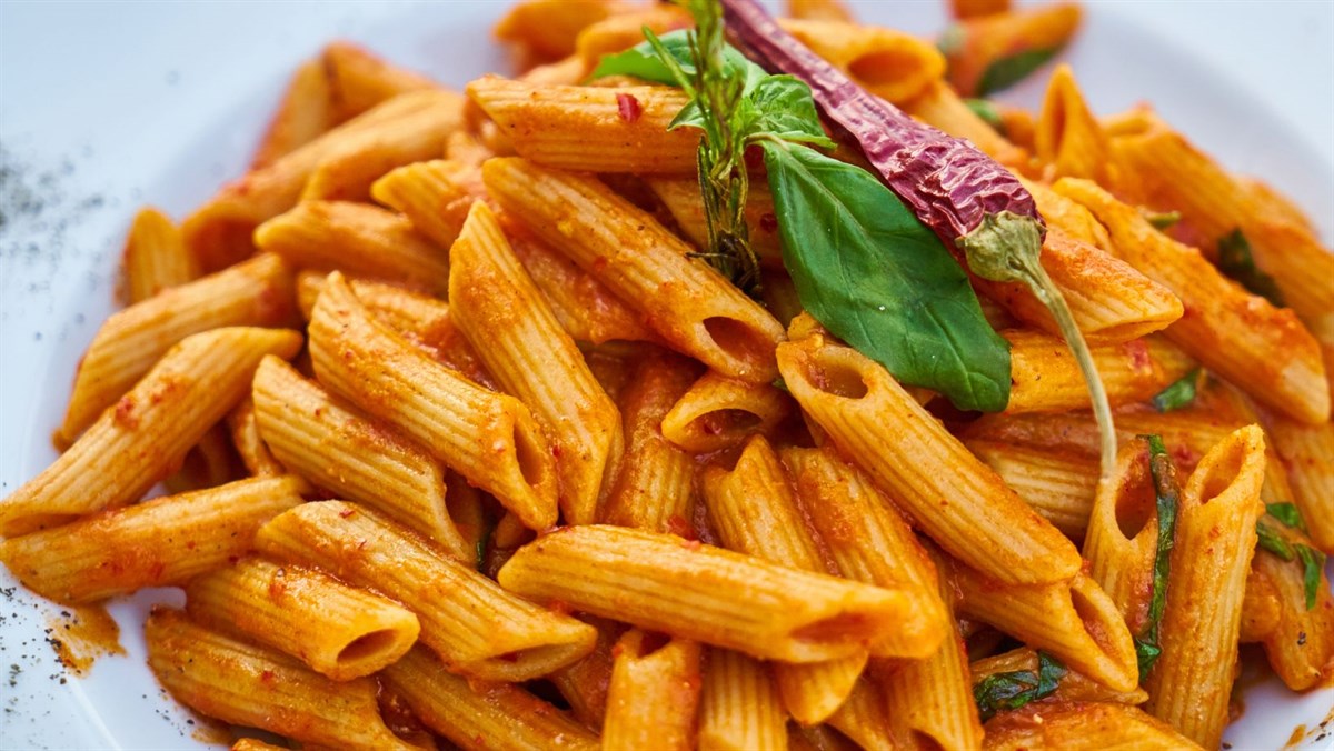 Pasta con tomate y albahaca: una opción fresca y ligera. Foto: Canva.