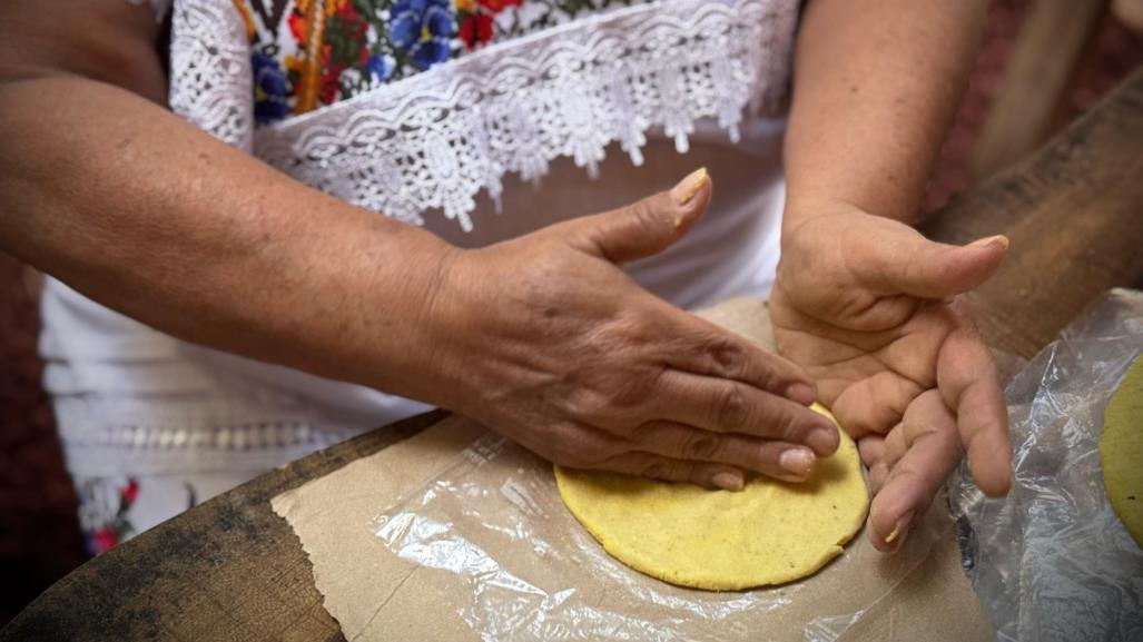 Entre candela, comal y maíz: el arte de “tortear” en Yucatán