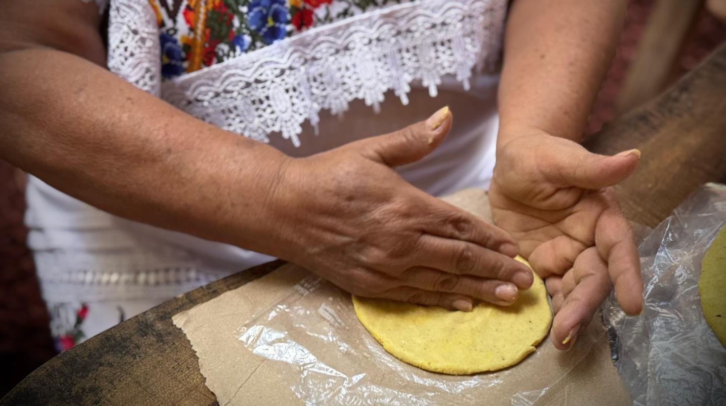 El arte de “Tortear”, como dicen en Yucatán, es mucho más que una técnica culinaria. Foto: Irving Gil