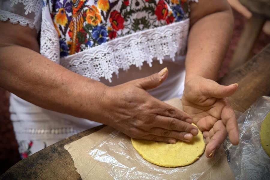 Entre candela, comal y maíz: el arte de “tortear” en Yucatán