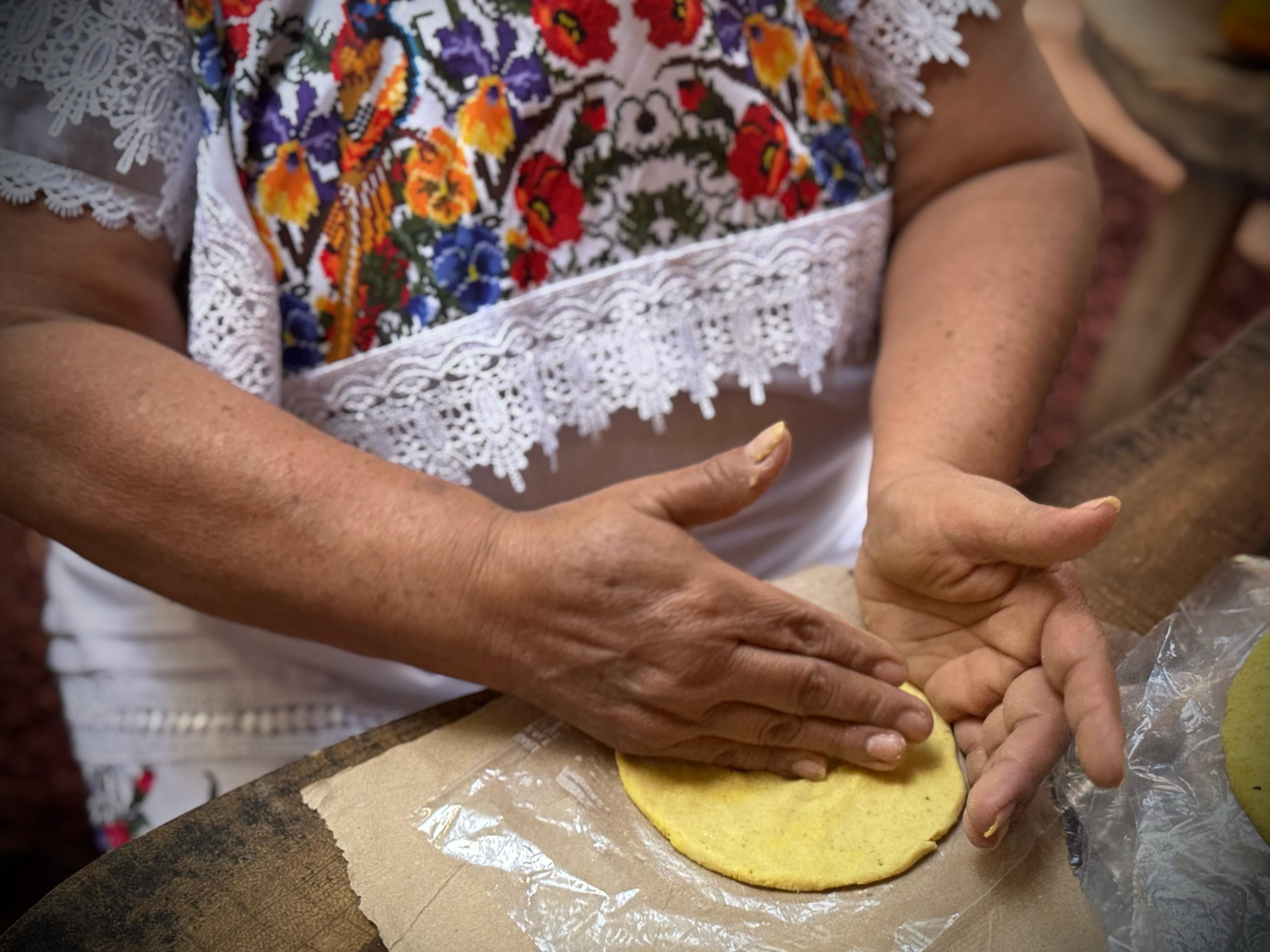 Entre candela, comal y maíz: el arte de "tortear" en Yucatán