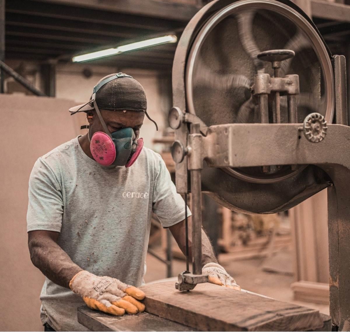 Trabajador en la manufacturera de Nuevo León tras una capacitación. Foto: Canva.