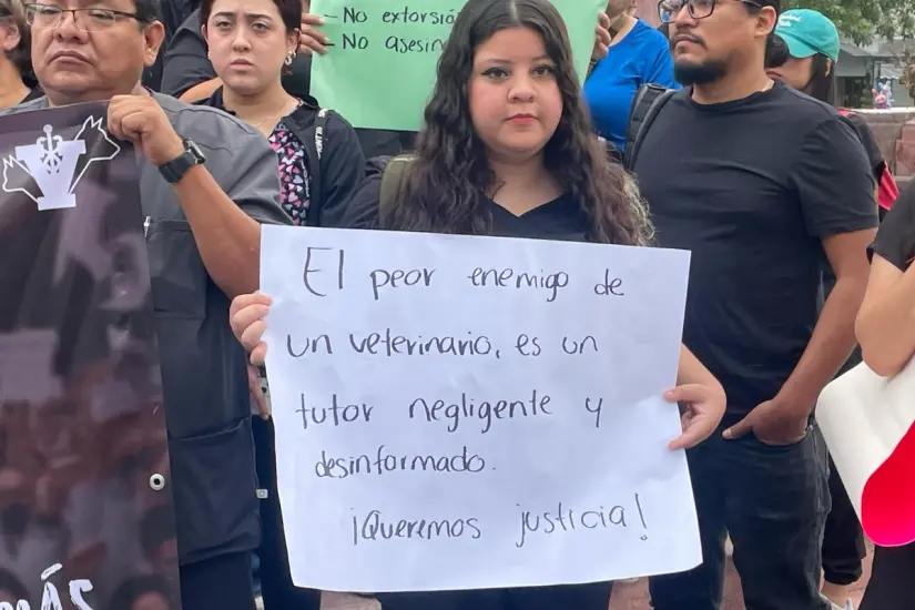 Veterinarios exigen justicia para Héctor, médico asesinado en el Estado de México. Foto: Axel Hassel