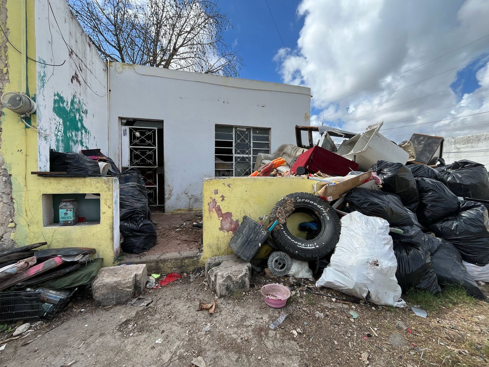 Así se ve la vivienda de un acumulador de basura en el Centro de Mérida