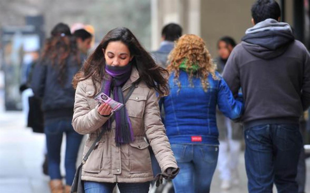 Mujer caminando en frío. Foto: Redes Sociales