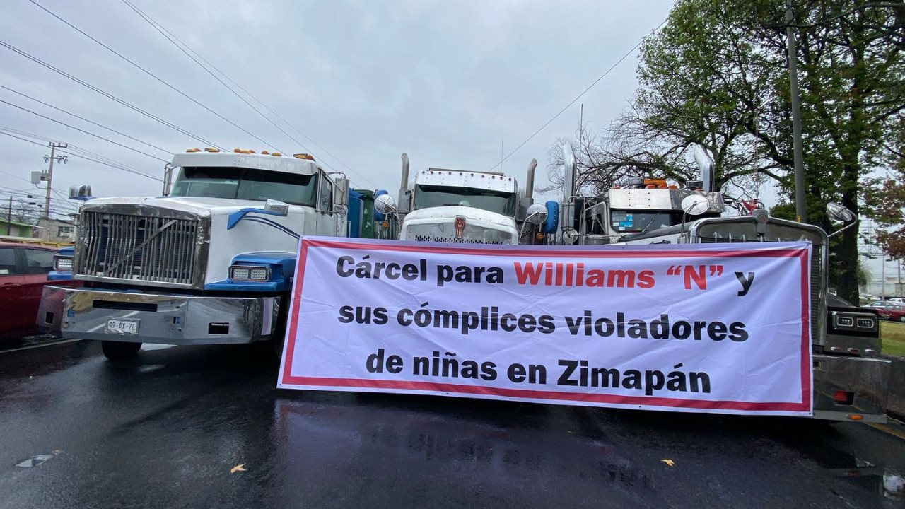 Este miércoles 19 de febrero, transportistas bloquearon el Paseo Tollocan para exigir la detención de un presunto violador. Foto: Posta.