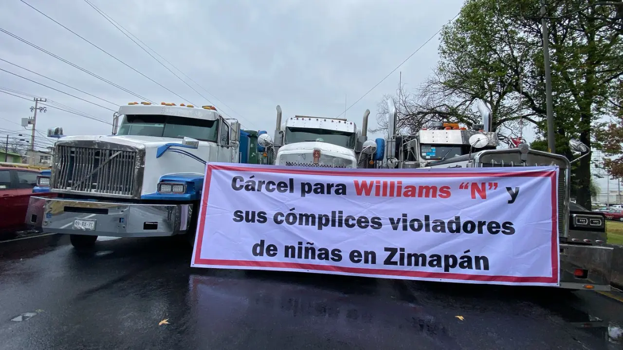 Este miércoles 19 de febrero, transportistas bloquearon el Paseo Tollocan para exigir la detención de un presunto violador. Foto: Posta.