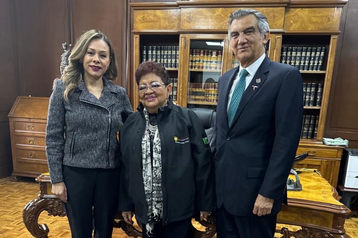 El gobernador de Tamaulipas, Américo Villarreal, la consejera jurídica del Gobierno estatal, Tania Contreras López y Ernestina Godoy, consejera jurídica de la Presidencia de la República. Foto: Gobierno de Tamaulipas